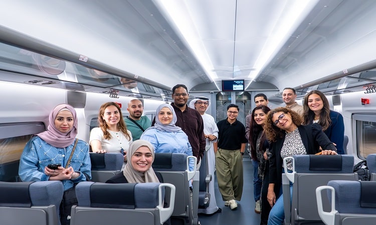 في تجربة هي الأولى من نوعها لشركة إماراتية خاصة:  على مسار المستقبل.. «هتلان ميديا» تحوّل رحلتها على قطار الاتحاد لمساحة عمل إبداعية