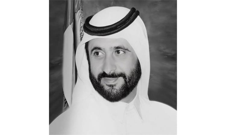 محمد بن راشد وإلى جانبه حمدان ومكتوم بن محمد يؤدون صلاة الجنازة على جثمان الشيخ أحمد بن راشد